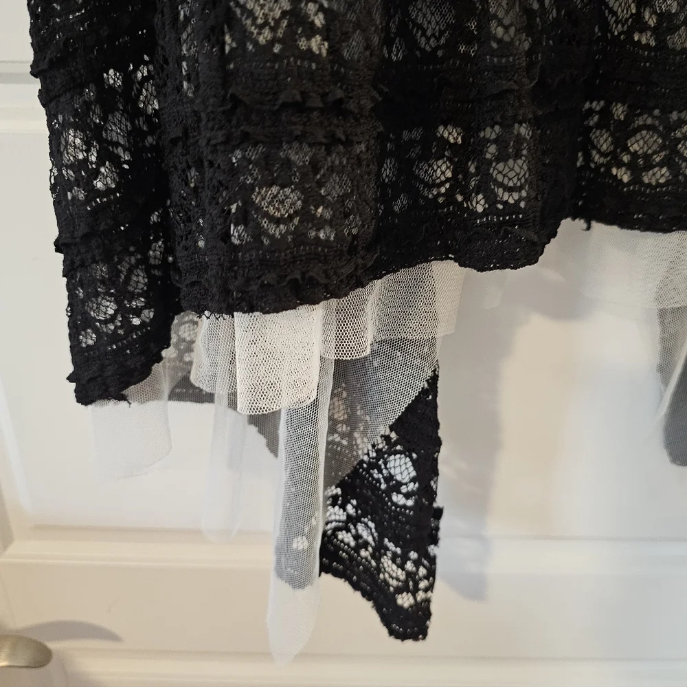 The Style White and Black Lace Vest - Picture 5 of 8